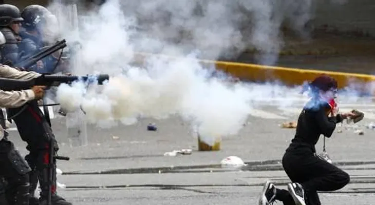 Cuatro heridos durante protestas callejeras en el este de Caracas 