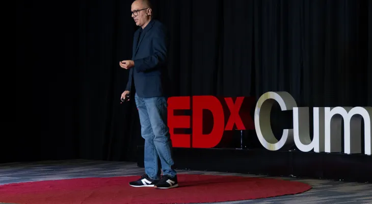 Chris Corcino plantea que la IA puede reducir la brecha educativa si se usa para enseñar a pensar