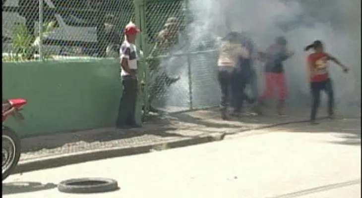 En San Juan: Dispersan a bombazos familiares de reos en la fortaleza