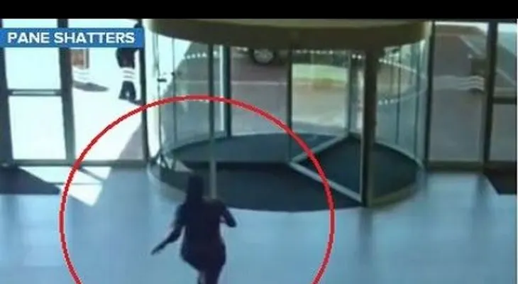 Presunta ladrona rompe una puerta de vidrio con la cabeza intentando escaparse