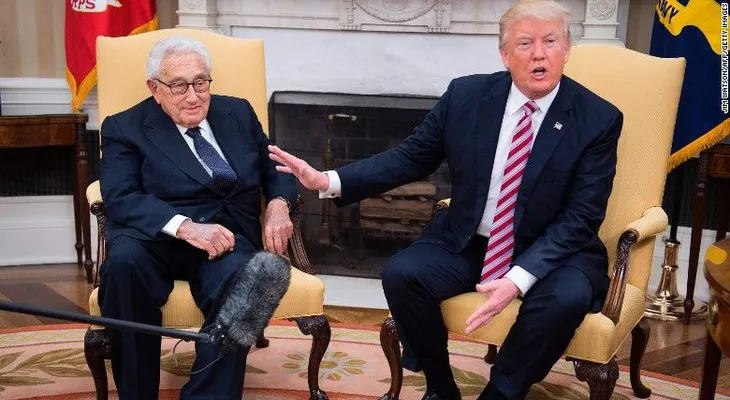 Y luego llegó Kissinger: 24 horas de locura tras el despido de Comey