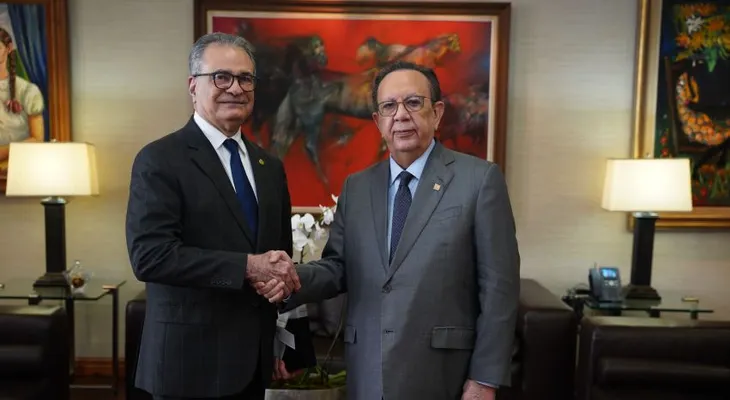 Gobernador Valdez Albizu recibe la visita del presidente del TSE, Ygnacio Pascual Camacho