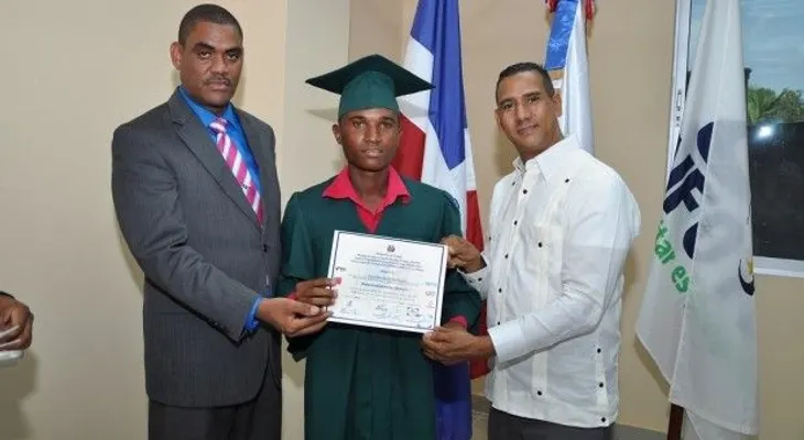 Ministerio de Trabajo gradúa 114 jóvenes de Barahona y Azua en emprendimiento