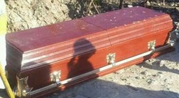 Desconocidos roban féretro y dejan cadáver a la intemperie en cementerio de Barahona
