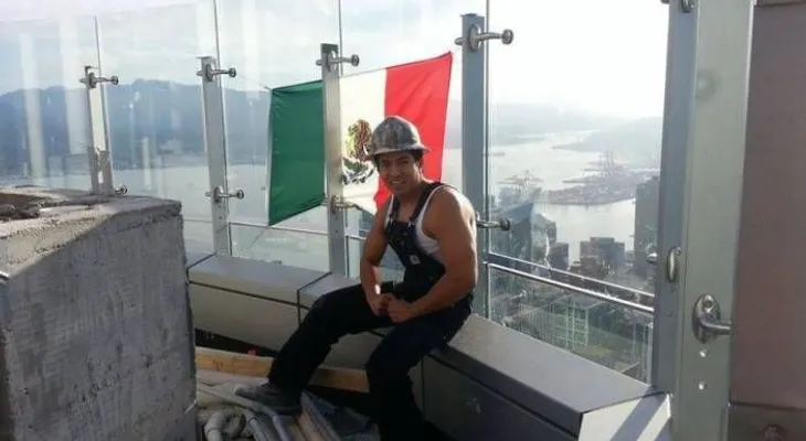 Cuelgan bandera mexicana sobre torre de Donald Trump en Canadá
