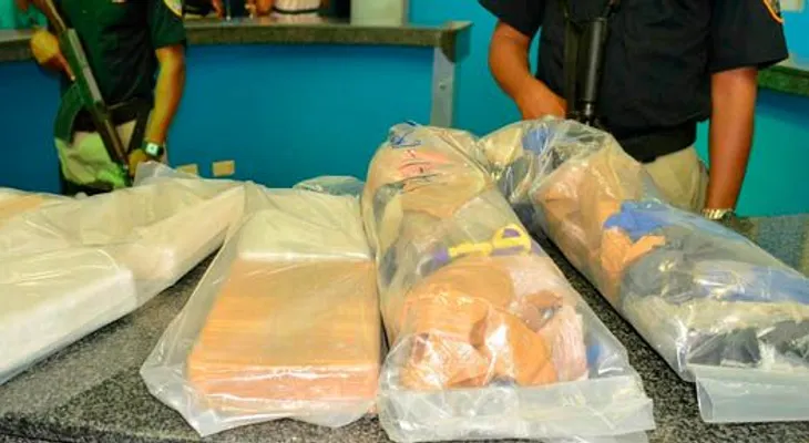 Apresan empleada de Aduanas con 11 paquetes de cocaína en una yipeta