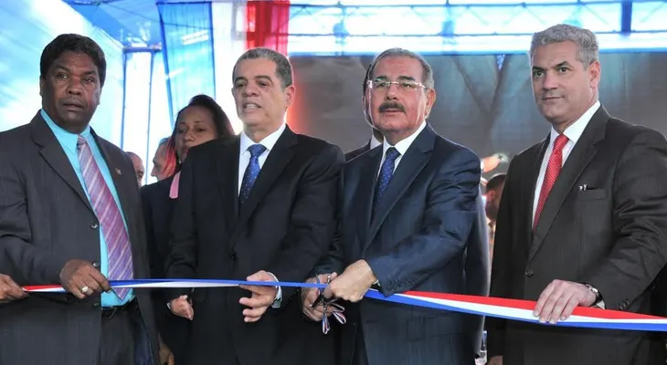 Danilo Medina entrega estancia infantil y una escuela en Barahona