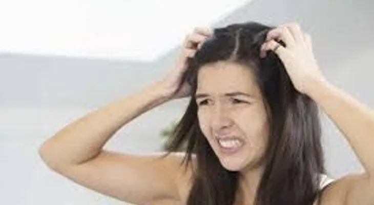 ¿Por qué no debes dormir con el pelo mojado?