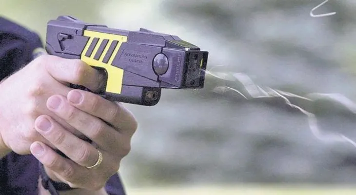 Arrestan en Japón a hombre que utilizó una pistola eléctrica para castigar a sus tres hijos