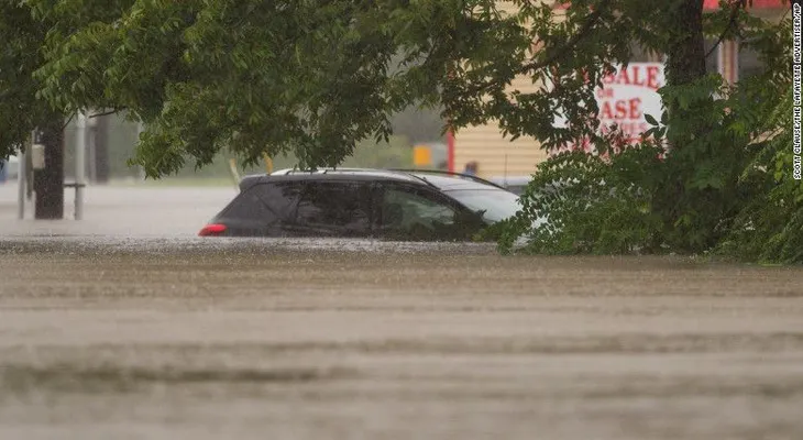 Inusuales e históricas inundaciones golpean Louisiana; más de 7.000 personas rescatadas