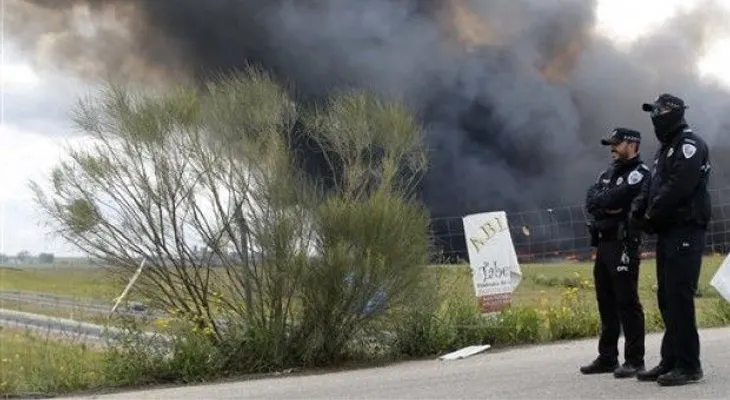 Desalojan a 9.000 por incendio en vertedero cerca a Madrid