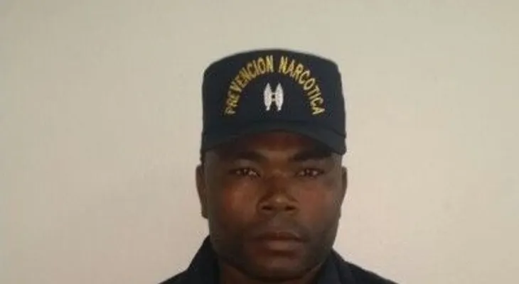 Apresan en el AILA a Romelio Jiménez Cabrera, de origen haitiano vestido de primer teniente PN y armado