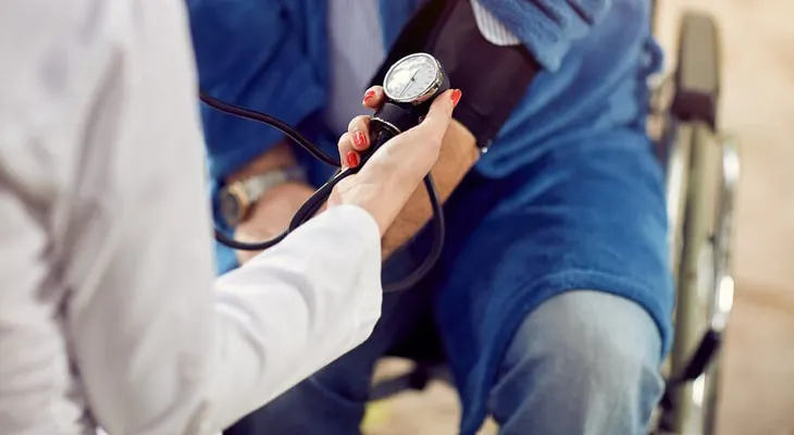 Reducir de peso, bajar el consumo de sal, hacer ejercicios y no fumar son de los mejores tratamientos para la hipertensión arterial