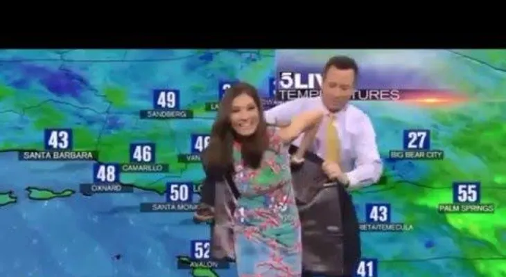 El vestido de una presentadora del tiempo le juega una mala pasada (VIDEO)
