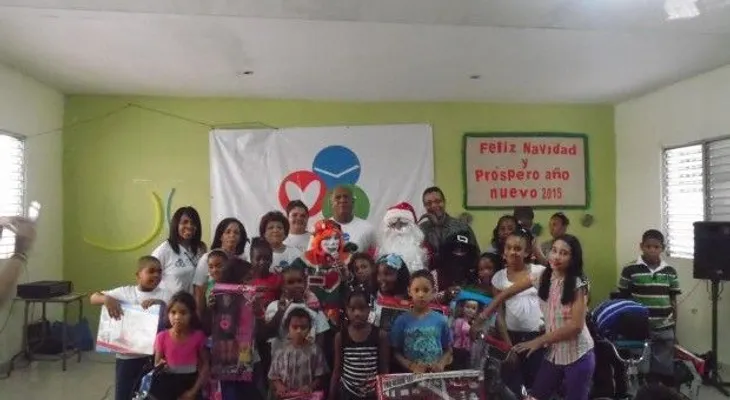 Fundación entrega juguetes a niños de Villa Duarte