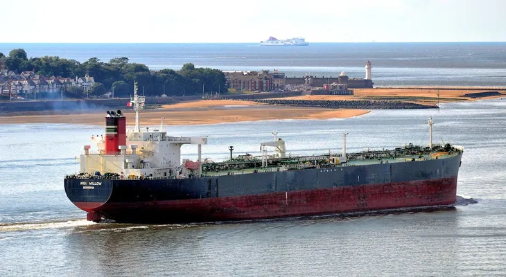 Petróleo cae tras oferta saudí de cargamentos adicionales a Asia a través de Omán