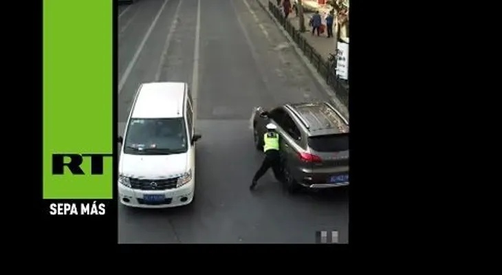 Un conductor ebrio quiso huir y se llevó a un policía enganchado en su auto (VIDEO)