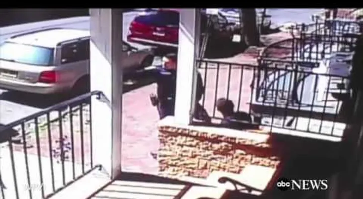 Un agente de EE.UU. pega un puñetazo a una mujer que lo grababa (VIDEO)