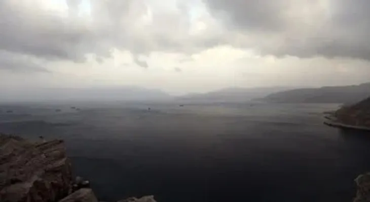Misiles estadounidenses impactan petrolero iraní cerca de la isla de Jarg