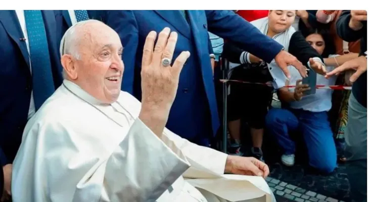 El mundo celebra el alta del Papa