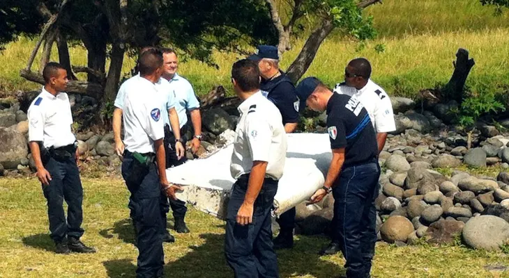 Francia confirma que la pieza de avión encontrada en el Océano Índico sí es del MH370