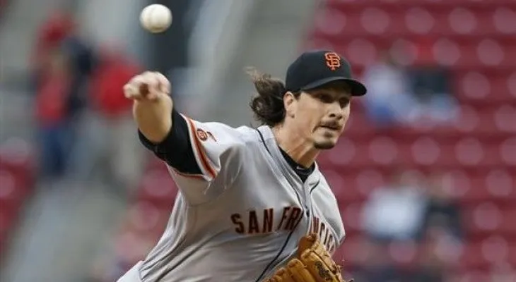 Gigantes remontan ante desastroso bullpen de Rojos