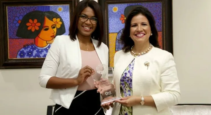 Vicepresidenta felicita egresada CTC por ganar Premio Nacional de la Juventud 