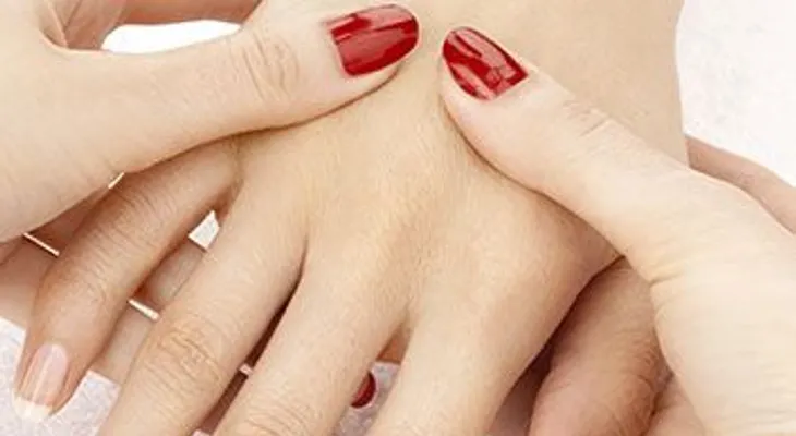 Video: Manicura con piedras calientes: los mejores masajes para uñas y manos 