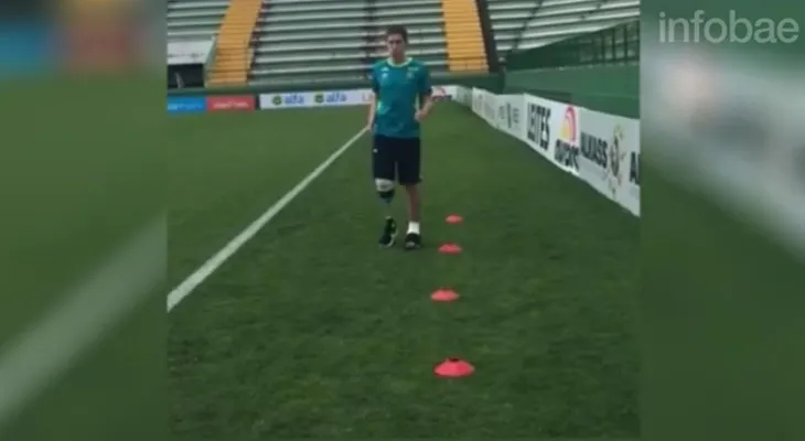 Tras la tragedia del Chapecoense, Jackson Follmann ya se entrena con su nueva prótesis