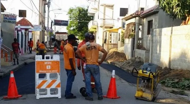 Obras Públicas solo asfalta calle por donde cruzará el presidente en Dajabón