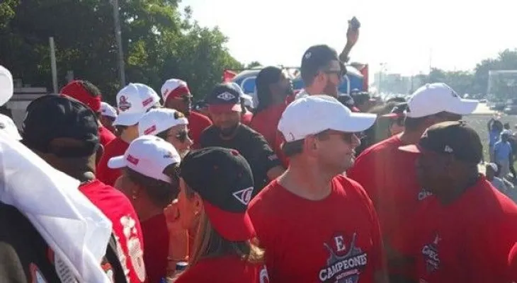 Leones del Escogido realiza caravana de Campeones