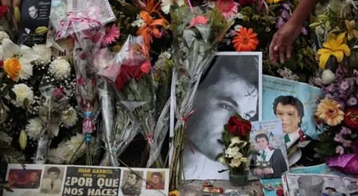 Miles reciben bajo la lluvia las cenizas de Juan Gabriel en Ciudad de México