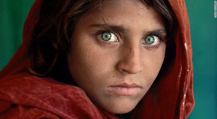 Se declara culpable de falsificar documentos la "Niña afgana" de National Geographic