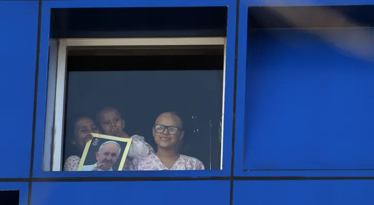 Francisco llega a visitar a los niños enfermos de cáncer