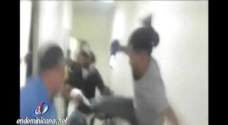 Se van a los puños periodistas con alegados delincuentes en destacamento de La Vega 
