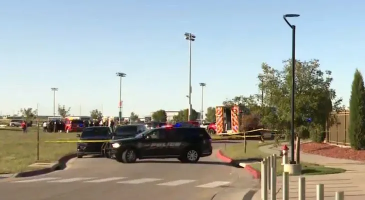 Vehículo irrumpe en una cancha de fútbol en Wichita y deja dos muertos y varios heridos
