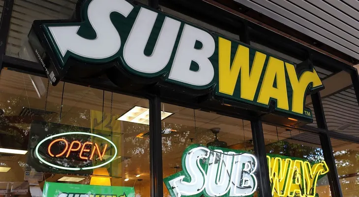 La dura respuesta de Subway a la acusación por sus emparedados de pollo