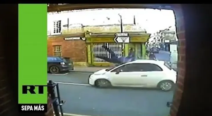 Un taxi atropella a gran velocidad a un hombre y huye del sitio