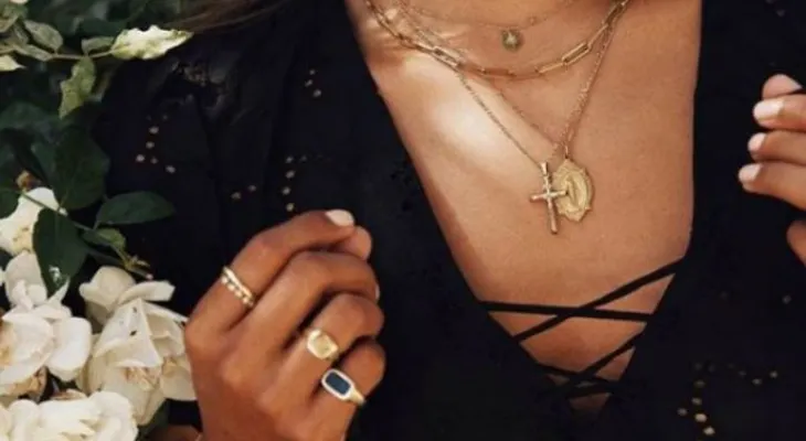 3 formas fáciles de usar tus collares en capas para lucir muy arreglada