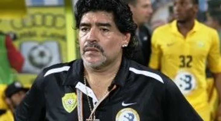Retienen a Maradona porque su pasaporte figuraba como robado