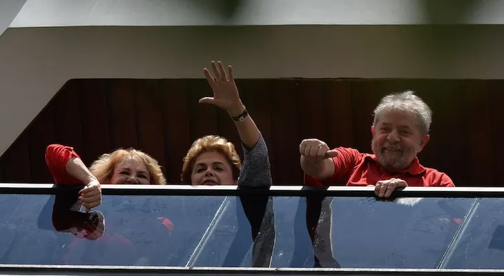 Lula da Silva recibe la visita y el apoyo de la presidenta Dilma Rousseff, tras su detención