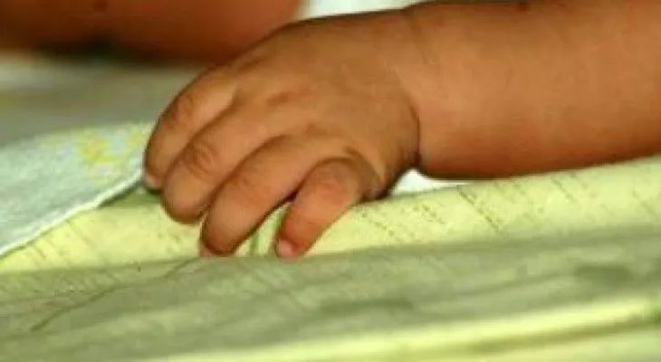 Niño de cinco meses muere asfixiado con una sábana