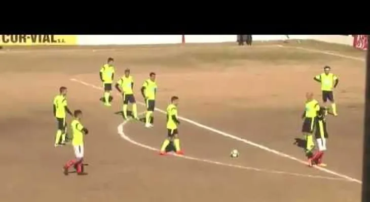 Forman una barrera con "todo el estadio" pero Dybala hizo esta genialidad