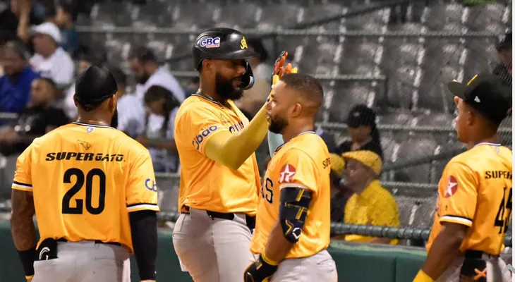 Águilas vencen 8-2 a Estrellas