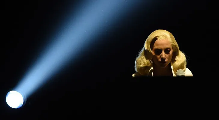 Lady Gaga sacudió los premios Oscar con poderosa interpretación de su canción sobre abuso sexual