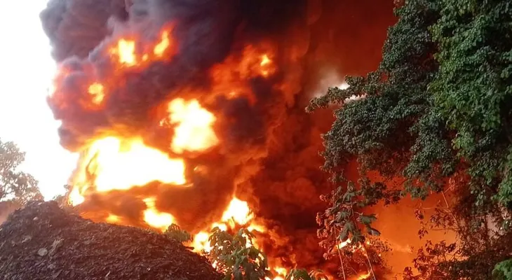 Incendio en vertedero de Cancino Adentro mantiene en alerta a residentes de Santo Domingo Este