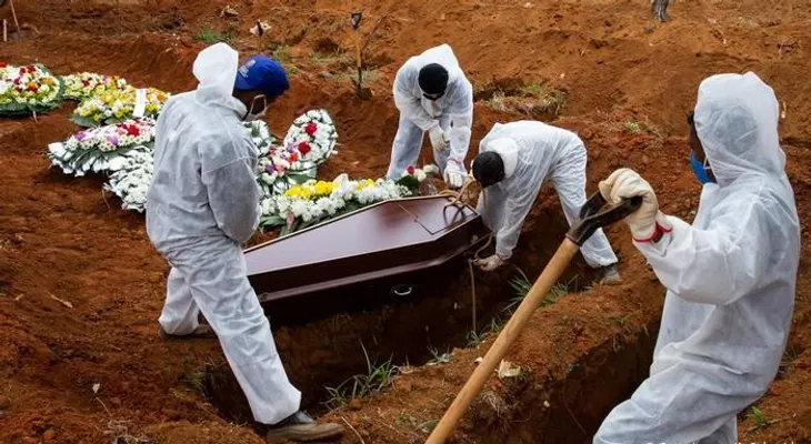 Brasil llega a 120.828 muertes por COVID-19 con algunas de sus playas llenas