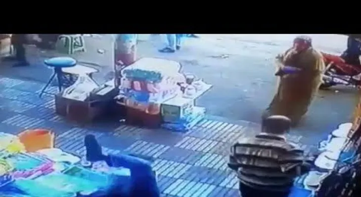 Un pervertido que recibe su merecido (VIDEO)