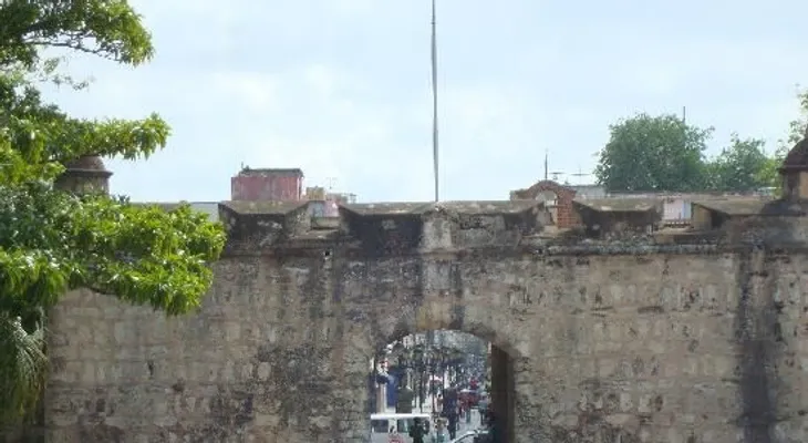 Lo que debe hacerse con la Puerta del Conde