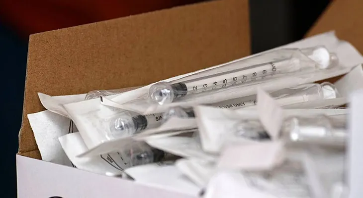 Pfizer dice que resolvió retrasos en las primeras entregas de vacunas